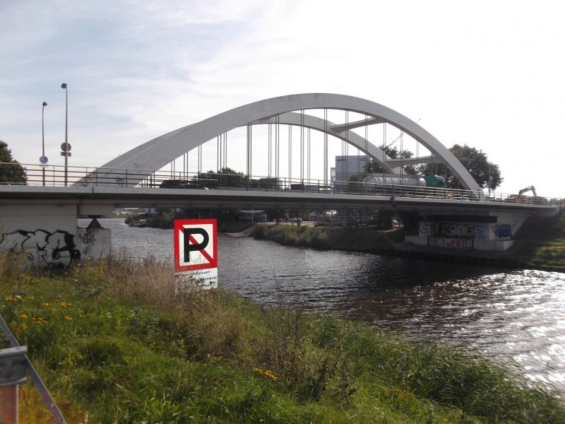 Auke Vleerstraat Lonnekerbrug 2013. Twentekanaal.JPG