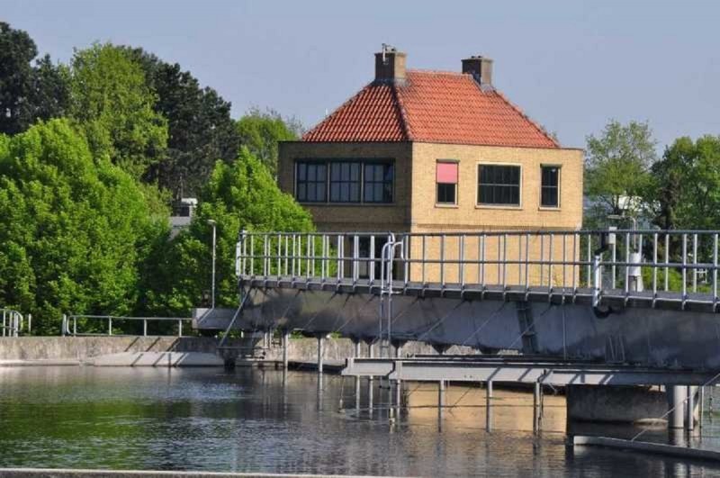 Lonnekerbrugstraat hoofdgebouw waterzuivering gemeentelijk monument.jpg