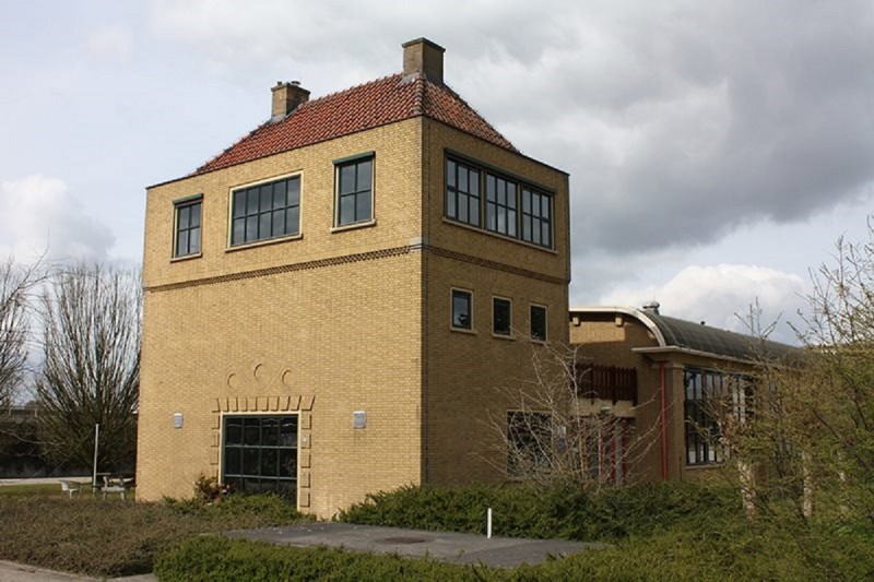 Elsbeekweg hoofdgebouw waterzuivering.jpg