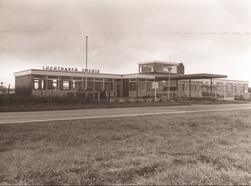 Vliegveldweg 24-11-1971 Hoofdgebouw vliegveld Twente.jpg