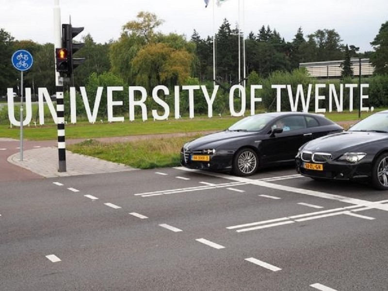 Hengelosestraat De ‘Hollywoodletters’ bij de entree van Universiteit Twente.jpg