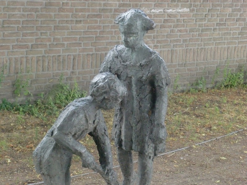 St. Jansstraat, thv het St. Janspad Beeld van twee met zand spelende kinderen. (2).jpg
