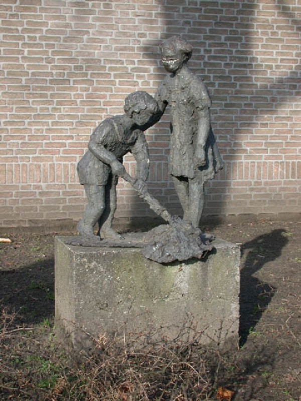 St. Jansstraat, thv het St. Janspad Beeld van twee met zand spelende kinderen..jpg