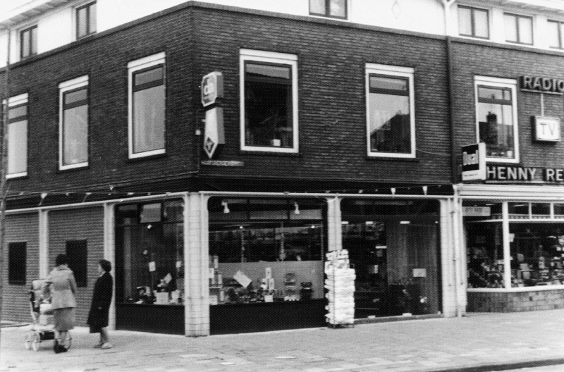 Haaksbergerstraat 1977 Winkel van Fotograaf Fa. Kiffen en DA Drogisterij. e electronicawinkel Radio TV Henny Reimerink Voorstad.jpg