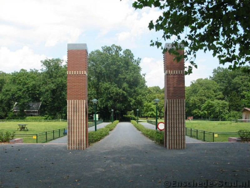 Van Lochemlaan vanaf de Hengelosestraat op Van Lochemsbleekpark .jpg