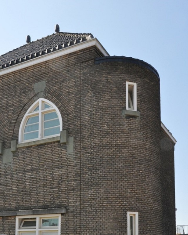 Elshofplein Vierde School met de bijbel rijksmonument.jpg