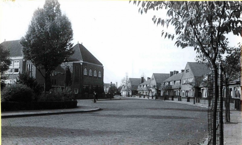 Elshofplein nov. 1951 Vooraan grasveld met op achtergrond vierde school met de Bijbel.(2).jpg