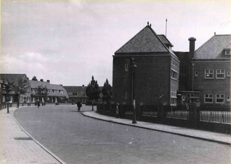 Elshofstraat juli 1943 Rechts de vierde school met de bijbel, links enige woningen.jpg