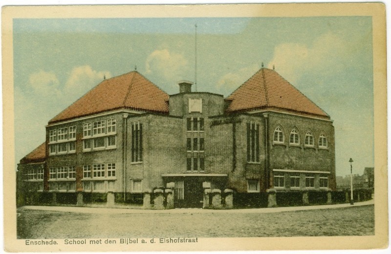 Elshofstraat School met den Bijbel ca 1930.jpg
