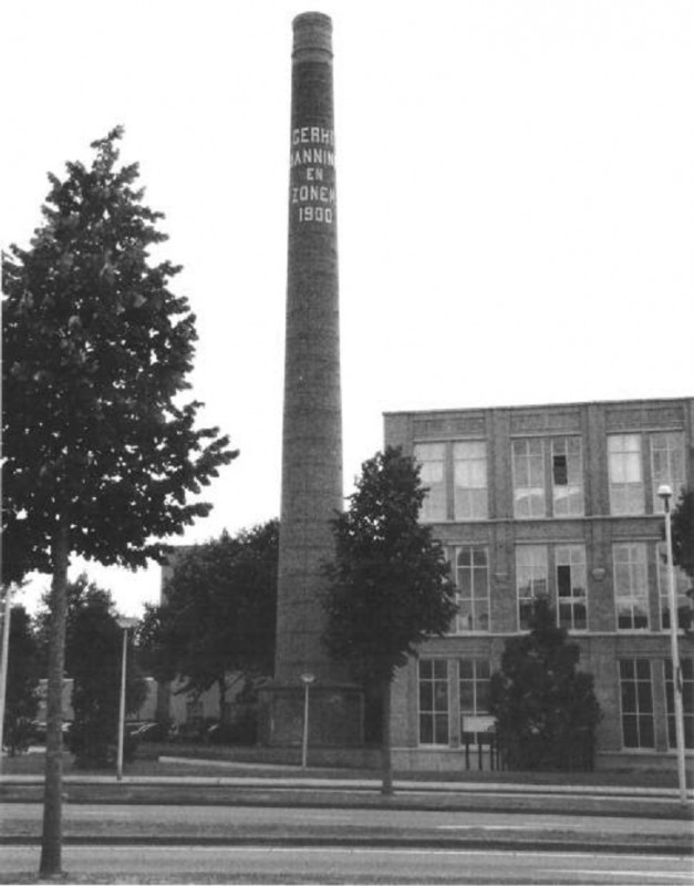 Haaksbergerstraat De schoorsteen van het textielcomplex Jannink uit 1900 is één van de weinige nog bestaande textielschoorstenen in Enschede.jpg