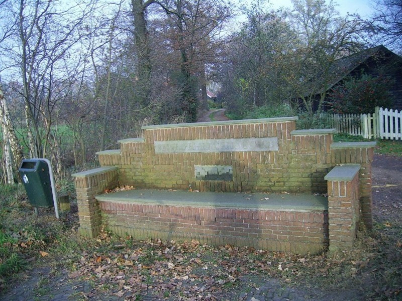 Burg. Stroinkstraat bank stadswapen van Lonneker.JPG