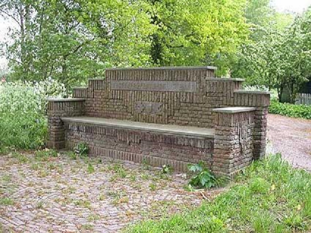 Burg. Stroinkstraat, ter hoogte van de Boerstege Burg. Stroinkbank van kunstenaar J. Averink.jpg