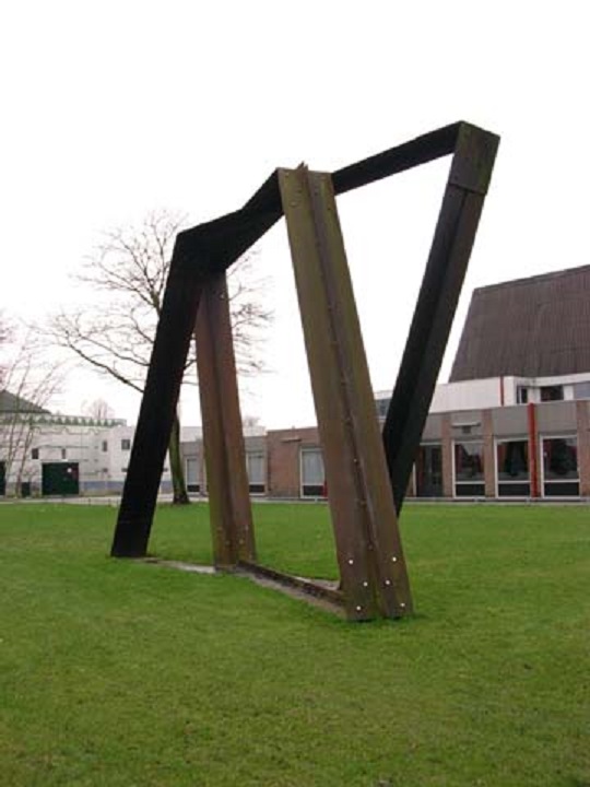 Volksparksingel, ter hoogte van de westerval kunstwerk bij sporthal van kunstenaar Arie Berkulin.jpg