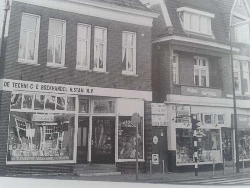 Haaksbergerstraat hoek C.F. Klaarstraat Boekhandel Stam Vishandel Neptunus.jpg