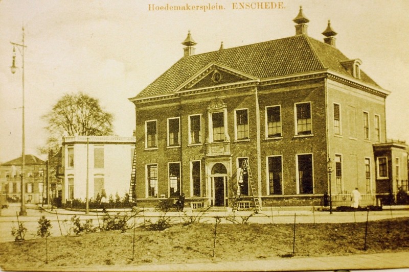 Hoedemakerplein 1910 Kantoor Twentsche Bank van B.W. Blijdenstein.JPG