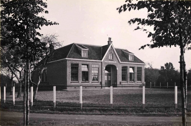 Twekkelerweg 1930 Twekkelermarkeschool (O.L. school L) op nr. 124 (Twekkelo).jpg