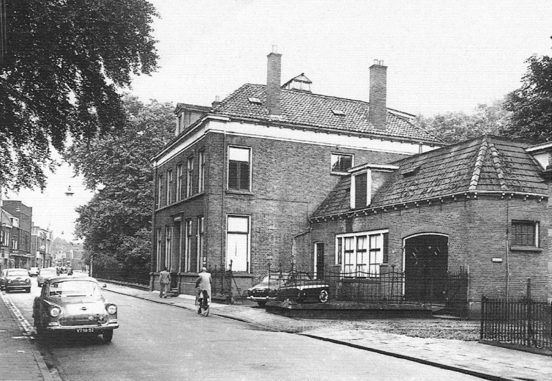 Gronausestraat later De Klomp rechts het Blijdensteinhuis met de hoge stoep.jpg
