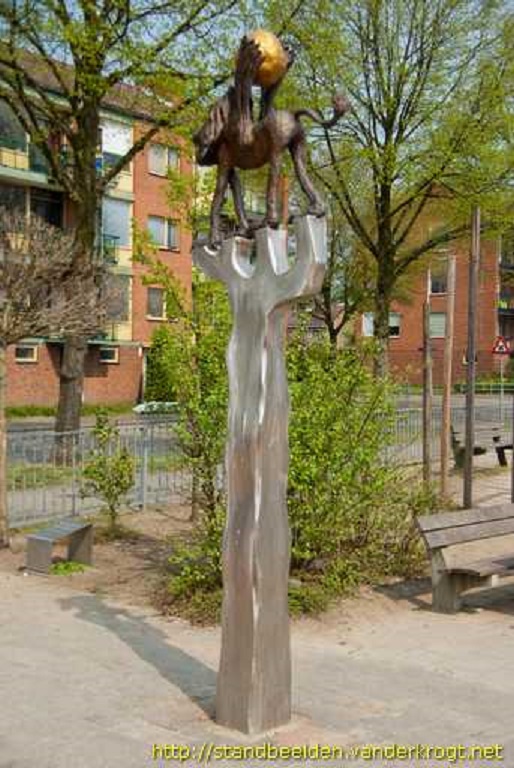 Zaanstraat 10 Bonifatiusschool kunstwerk We noemen hem Julius van Dorien Boekhout.jpg