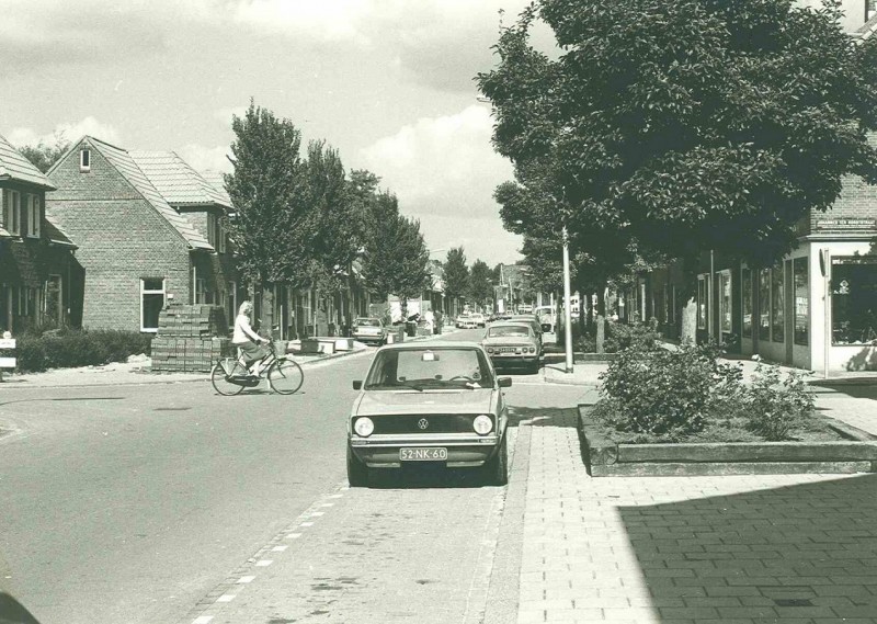 Janninksweg sept. 1979 Hoek Johan ter Horststraat rechts fietsenzaak van Jan Nijhof.jpg
