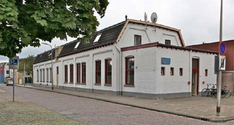 Hoog en Droog, tussen de Wilhelminastraat en de Hoge Bothofstraat, startte J. ten Cate Bzn de Twentsche Stoom- Boek- en Steendrukkerij en Enschedesche Cartonnagefabriek, later tot school verbouwd.jpg
