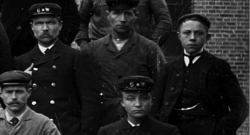Groepsfoto personeel gemeentelijk Gasfabriek  Gas- en waterbedrijf 1918 (2).jpg