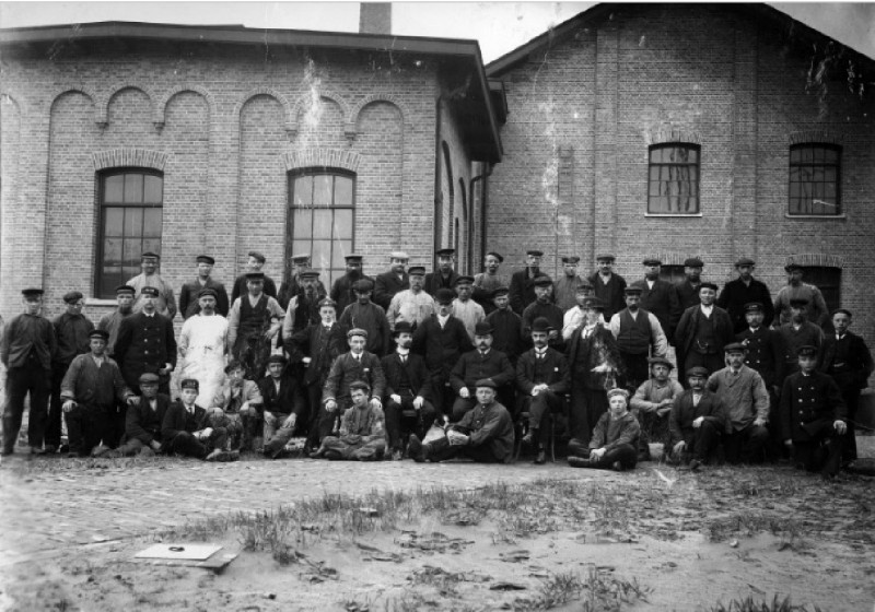 Groepsfoto personeel gemeentelijk Gasfabriek  Gas- en waterbedrijf 1918.jpg