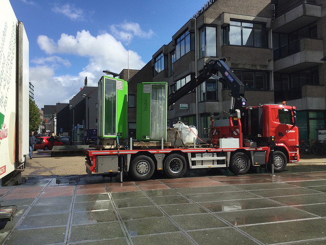 Laatste telefooncellen Stationsplein worden weggehaald sept. 2015.jpg