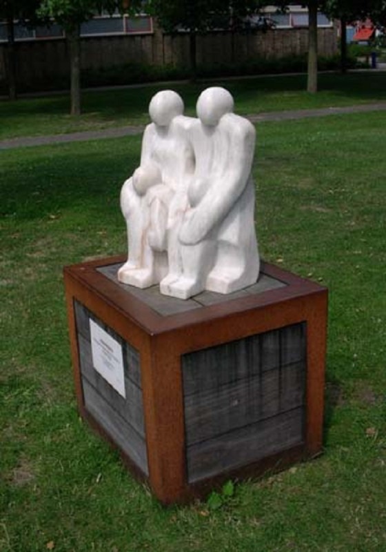 Straatsburglaan, ter hoogte van de Noordoostpolderstraat kunstwerk Geborgenheid van beeldhouwster Karen André.jpg