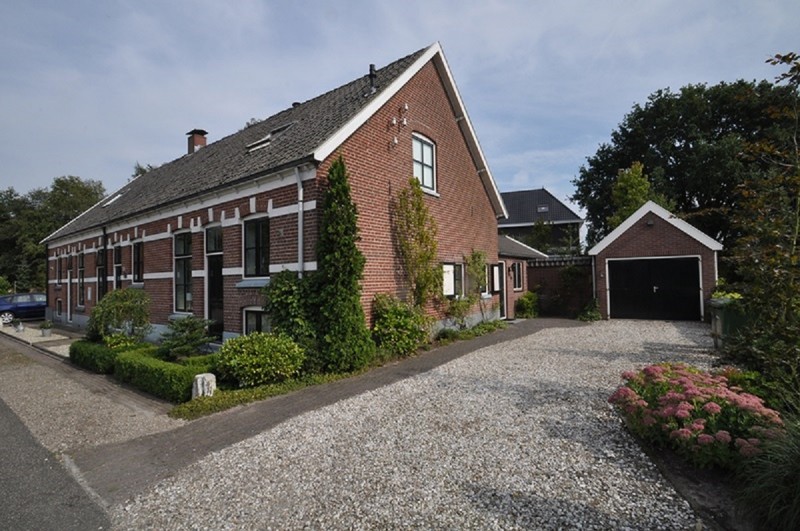Nieuwedijk 104-108 Lonneker abeiderswoningen rijksmonument (2).jpg