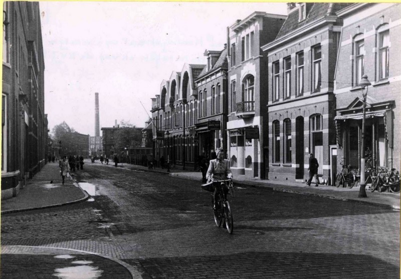 Haaksbergerstraat vanaf de Koningstraat in zuidelijke richting met de Pontschool aan de rechterkant.links J.F.Scholten textielfabriek. mei 1943.jpg