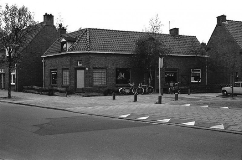 Janninksweg 127 rechts Keperstraat pand dames herenkapper .jpg