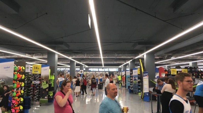 Zo'n 200 shopaholics kwamen woensdagmorgen naar winkelcentrum Koningsplein in Enschede voor de opening van Decathlon..jpeg