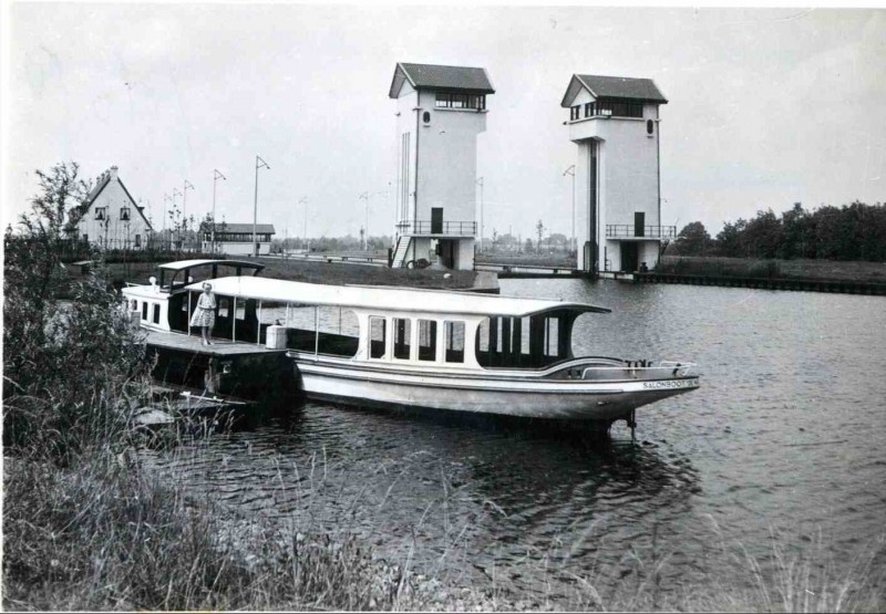 Twente-Rijnkanaal met zicht op de sluizen bij Hengelo. De salonboot De Hilda heeft van de haven van Enschede naar speeltuin De Waarbeek in Hengelo gevaren..jpg