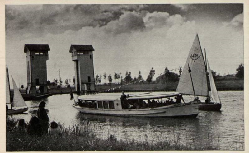 Twentekanaal plezierboot Hilda bij De Waarbeek en sluis Hengelo.jpg