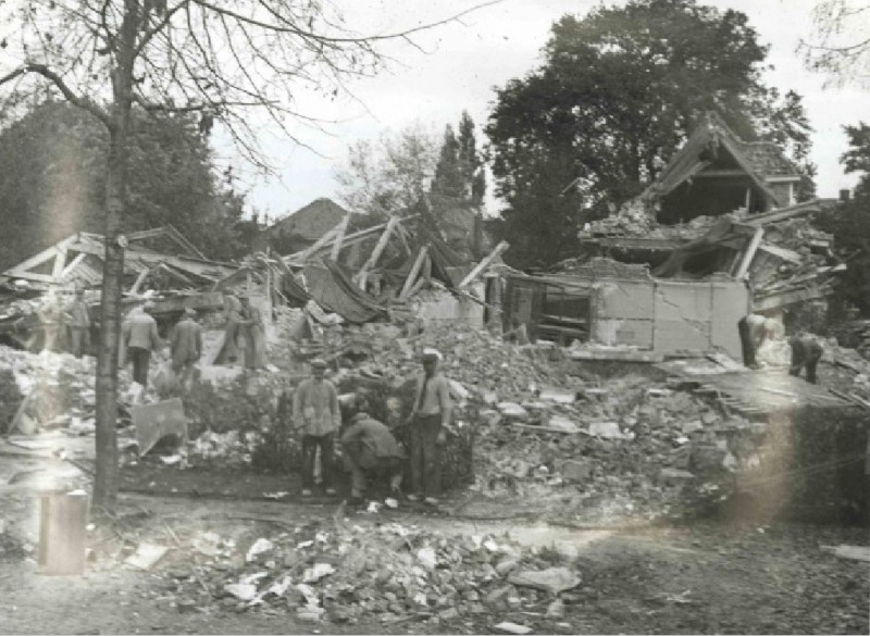 Minister Loudonlaan 1943 2e WO Gebombardeerde Zwikschool.jpg