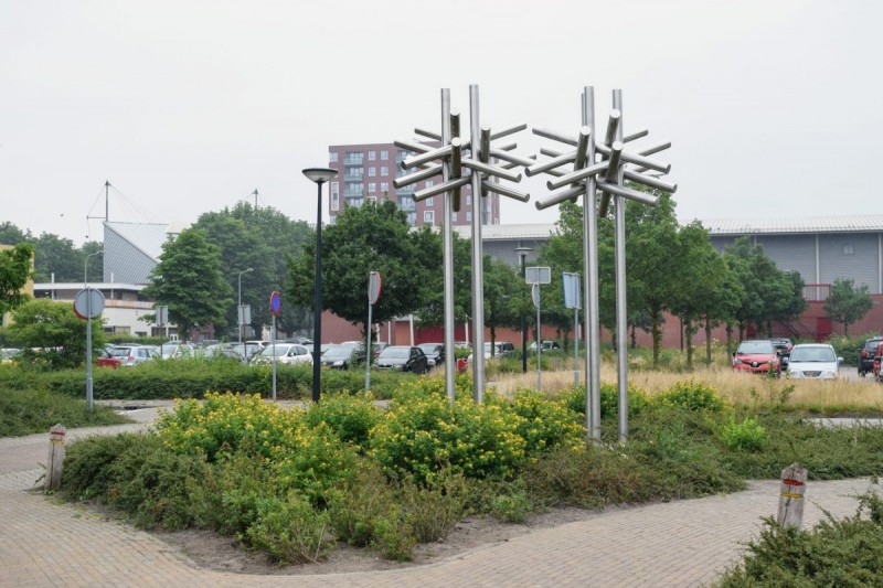 J.J. van Deinselaan bij Aquadrome  kunstwerk stalen bomen kunstenaar Rinus Roelofs.jpg