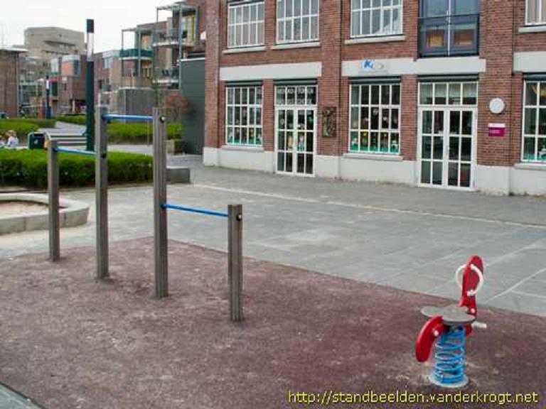 Bosuilstraat 11 RK basisschool De Menko-toren met kunstwerk Boom van Dorien Boekhout.jpg