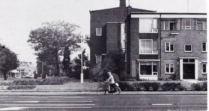Laaressingel flats en aan de Oldenzaalsestraat maisonnettes 1986. Vroeger stond hier het suikerpaleis van Arnold van Heek.jpg
