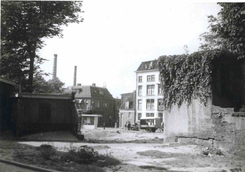 Windbrugplein sept. 1963 Windbrugplein gezien vanaf Achter 't Hofje. Het witte gebouw is het pakhuis van Gerhard Jannink & Zonen aan het Van Loenshof..jpg