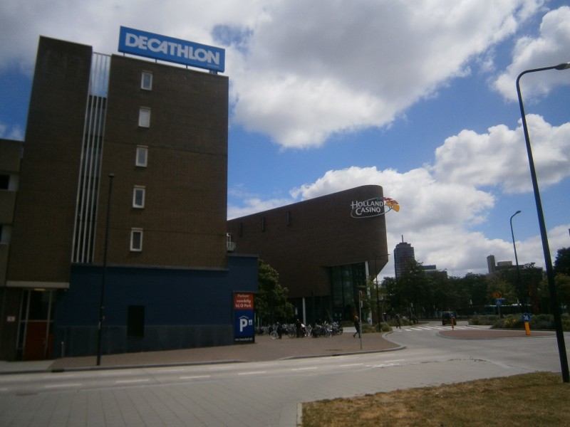 Koningsplein hoek Beltstraat Decathlon. Holland Casino.JPG