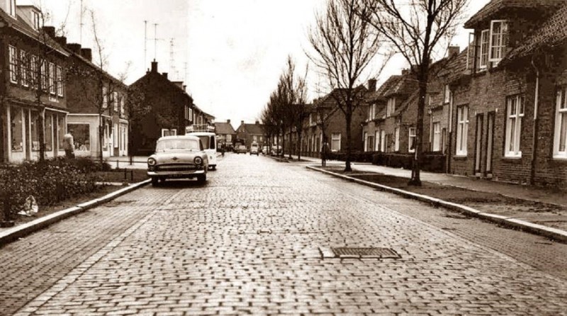 Janninksweg hoek J. ter Horststraat vroeger winkel Workel tegenover fietsenzaak Nihof. foto 1963.jpg