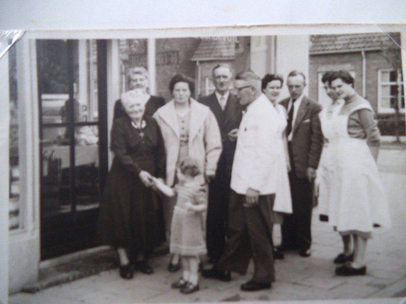 1958 is de opening van de winkel van Workel aan de Janninksweg hoek Johannes ter Horststraat. Marita is dat kleine meisje.jpg