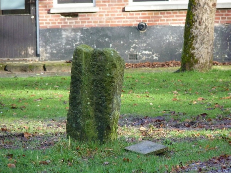 Van Heeksbleeklaan 55-57 Ledeboerpark Markepaal  scheiding tussen Twekkeler- en Esmarke. inscriptie Tweklo en Esmarke.JPG