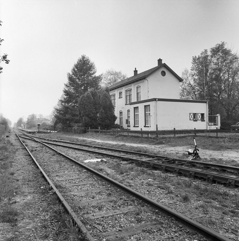 Windmolenweg 24-26 Boekelo v.m. Station (thans woonhuis) perronzijde. gemeentelijk monument.jpg