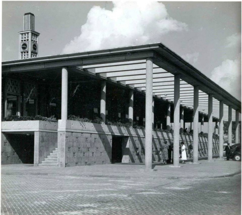 Stationsplein  NS-station terras en ingang fietsenstalling.jpg