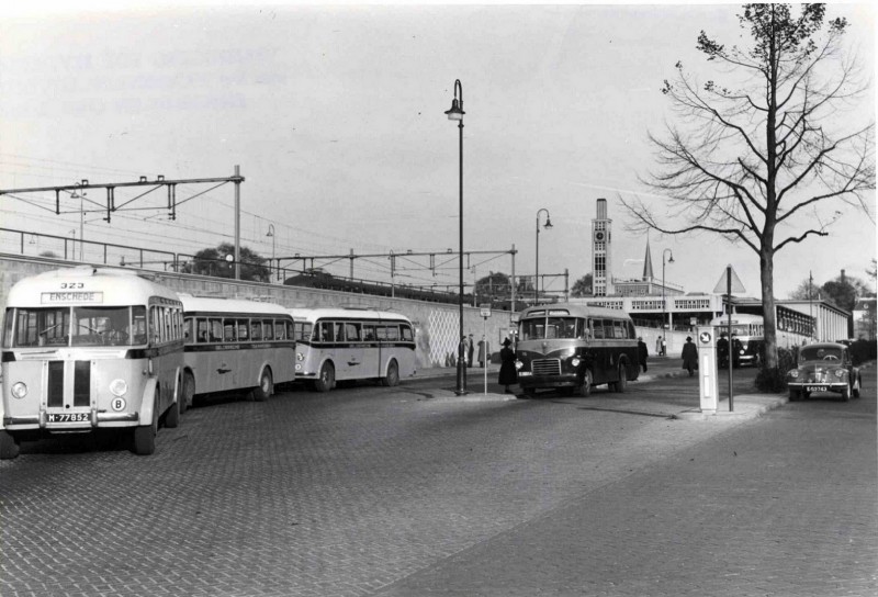 Stationsplein 1952 Zicht op regionaal busstation en treinstation Enschede. GTW bus.jpg