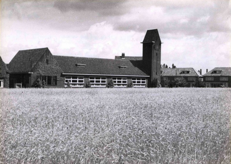 Olieslagweg Twekkelerschool, sinds 22 mei 1953 T. van den Blinkschool, openbare lagere school. juli 1943.jpg
