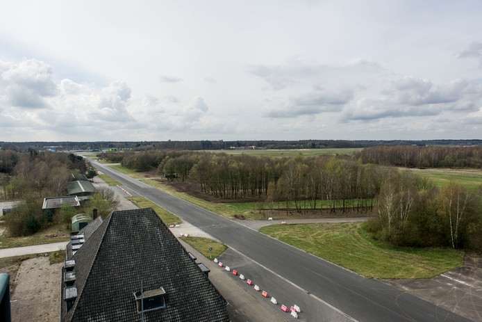 Tanks en oude diesels mogen blijven op Vliegveld Twenthe.jpg