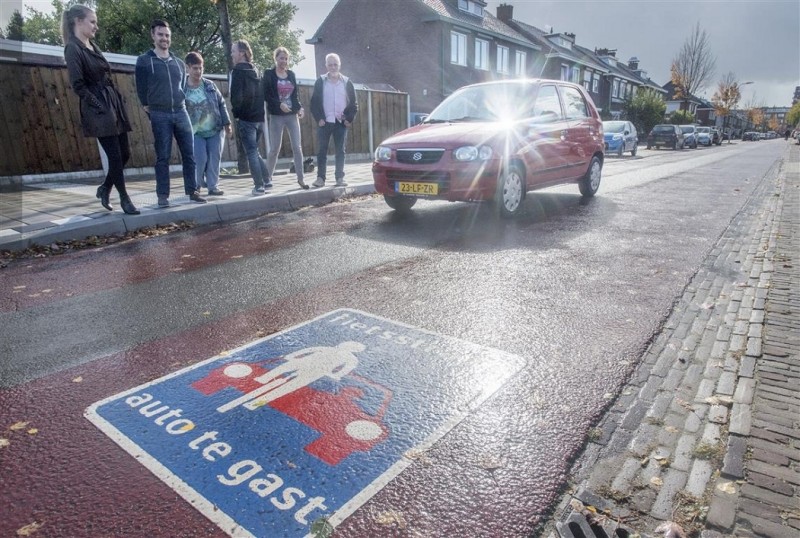 Zweringweg Bewoners Stadsveld zijn bijna af van bus op 'hun' fietsstraat 5-7-2018.jpg