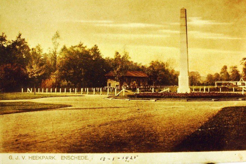 van heekpark gedenknaald 1925.JPG